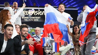 Sergey Lazarev und die russische Delegation freut sich beim ESC 2019. Sie schwenken Fahnen.