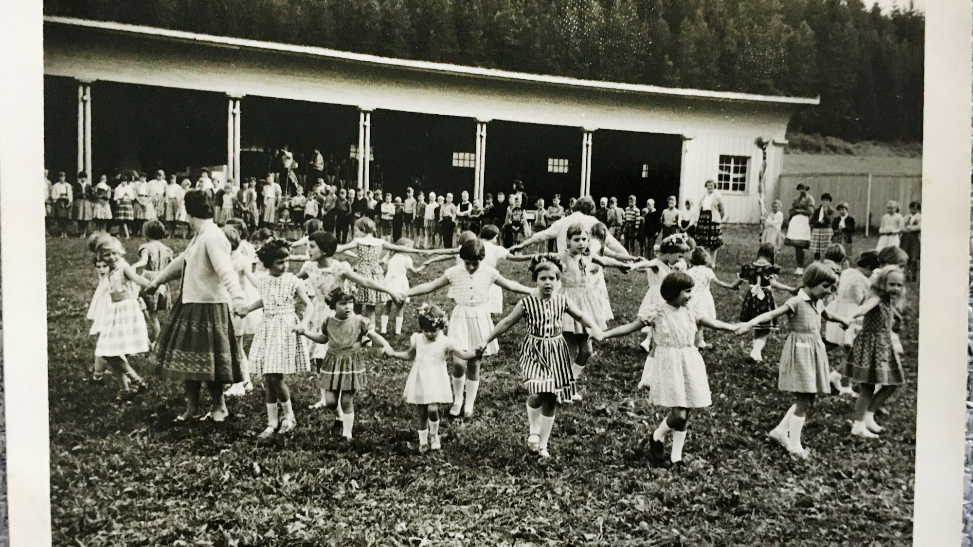 Das undatierte Handout zeigt Kinder beim Tanzen in einem Kurheim in Bad Dürrheim im Jahr 1959.