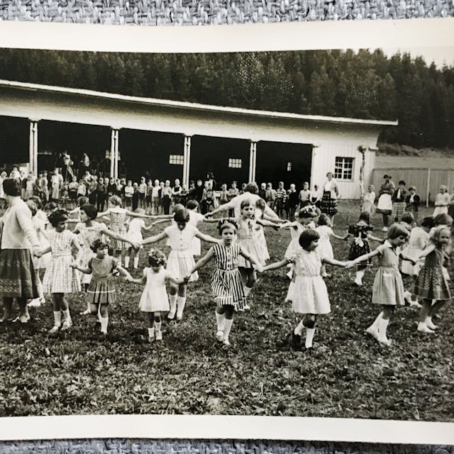 Das undatierte Handout zeigt Kinder beim Tanzen in einem Kurheim in Bad Dürrheim im Jahr 1959.&nbsp;