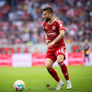 Nicolas Gavory führt den Ball im Spiel gegen den SSV Jahn Regensburg.
