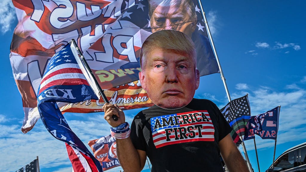 Ein Anhänger ist in Mar-a-Lago (Florida) am 21. März auf die Straße gegangen, um gegen Trumps Festnahme zu protestieren.