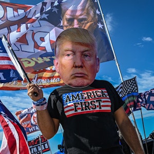 Ein Anhänger ist in Mar-a-Lago (Florida) am 21. März auf die Straße gegangen, um gegen Trumps Festnahme zu protestieren.