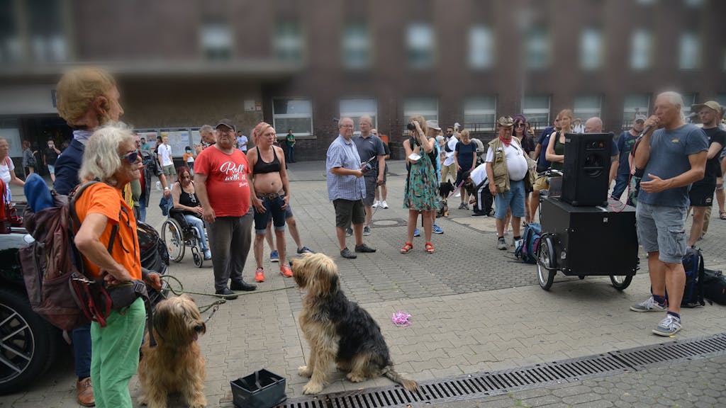„Kö-Peter“ mit seinen Hunden bei einer Demo am 4. August 2022 in Düsseldorf.