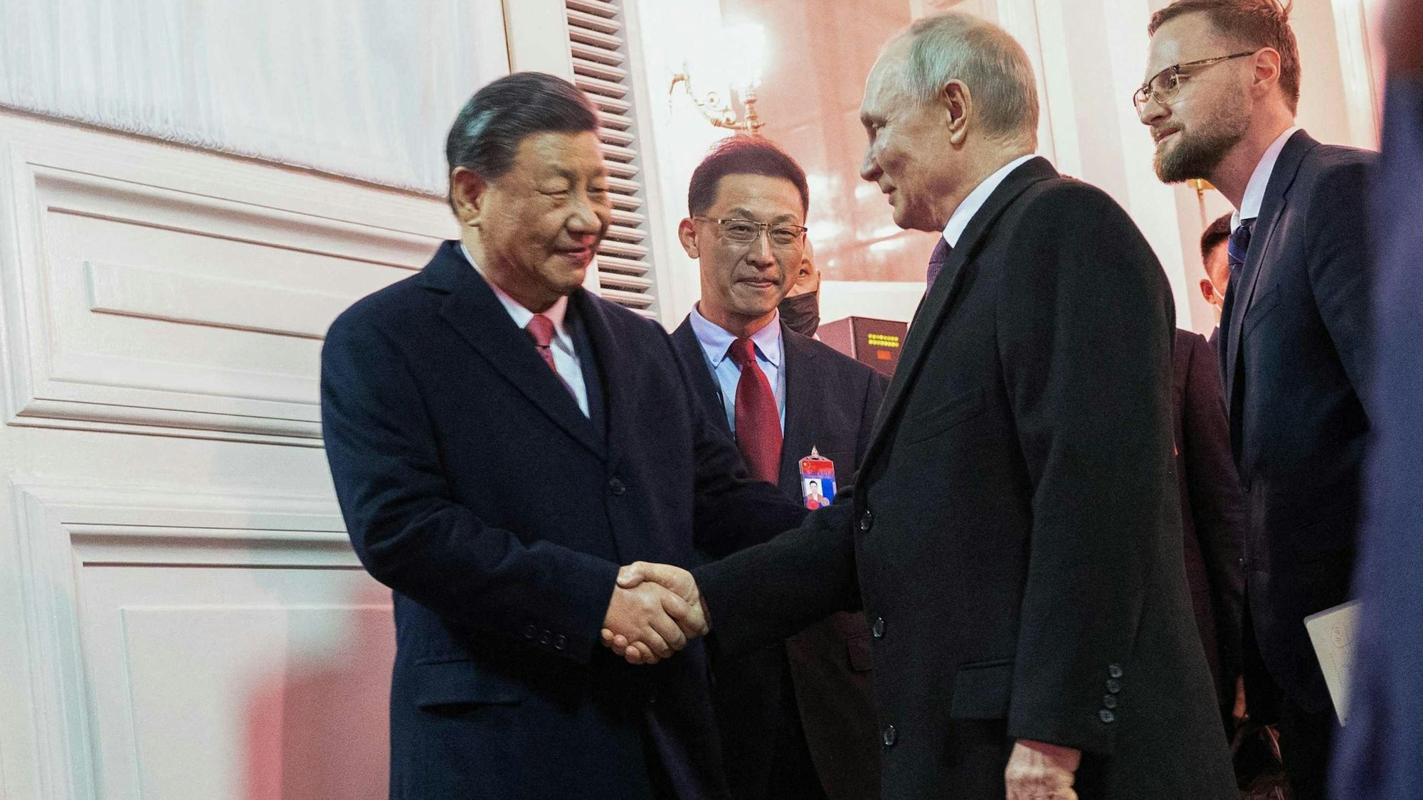 Der russische Präsident Wladimir Putin (r.) verabschiedet sich in Moskau von Chinas Präsident Xi Jinping.
