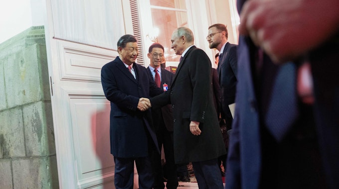 Der russische Präsident Wladimir Putin (r.) verabschiedet sich in Moskau von Chinas Präsident Xi Jinping.