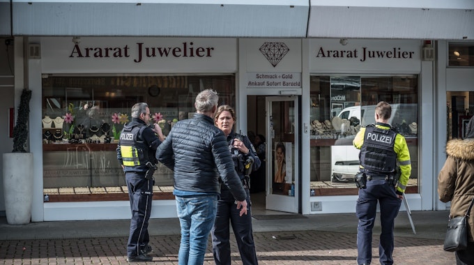 In Wiesdorf wurde ein Juwelier-Geschäft überfallen. Einsatzkräfte der Polizei ermitteln vor Ort.