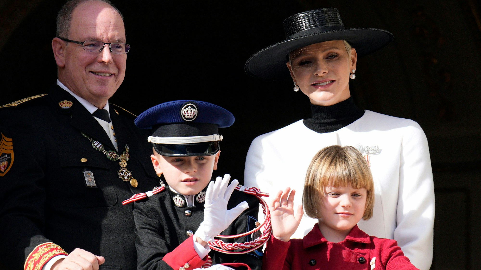 Fürst Albert II. (l) von Monaco und Fürstin Charlene, stehen mit ihren Kindern Prinz Jacques und Prinzessin Gabriella auf dem Balkon des monegassischen Palastes während der Feierlichkeiten zum Nationalfeiertag.