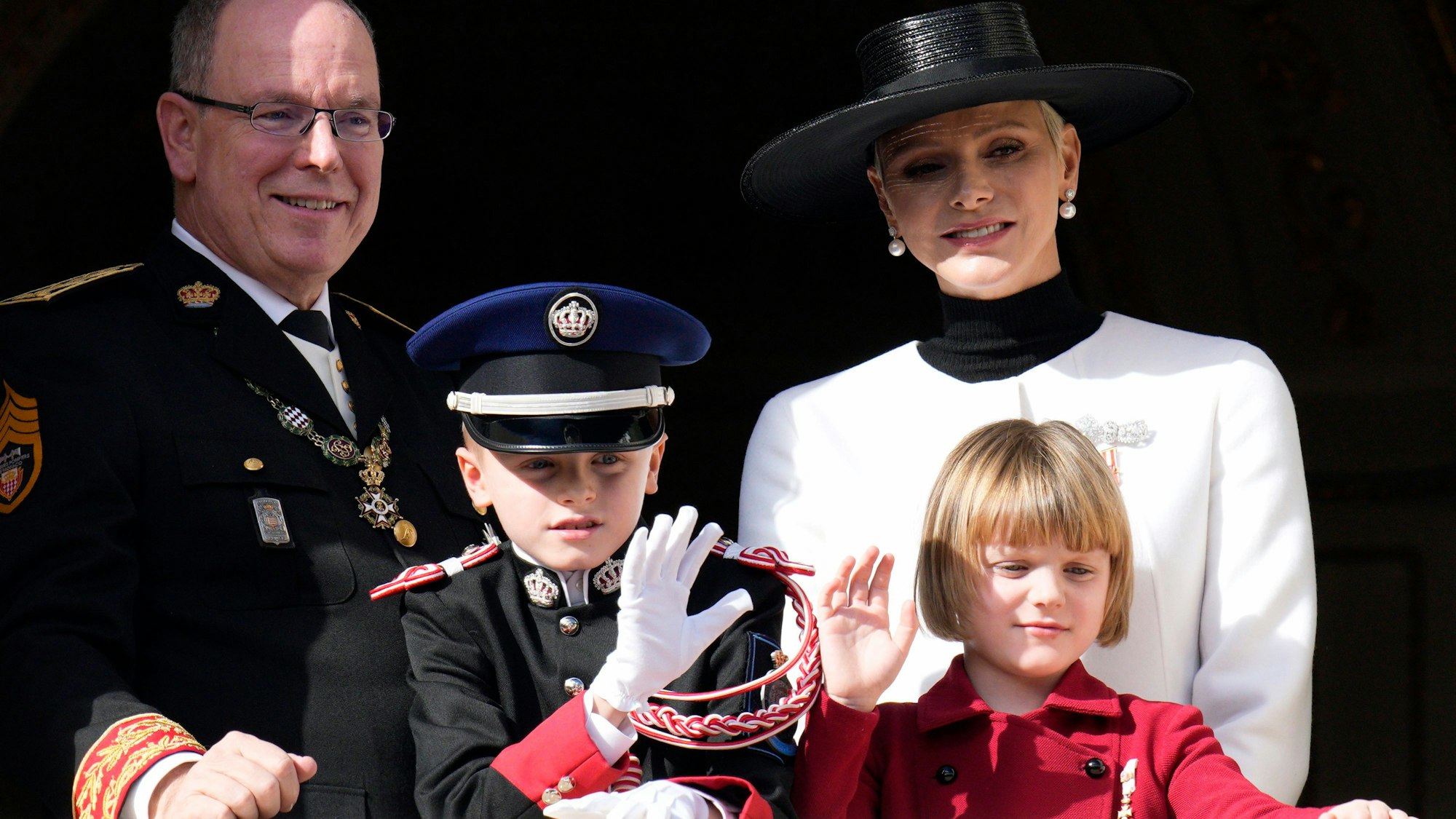 Fürst Albert II. (l) von Monaco und Fürstin Charlene, stehen mit ihren Kindern Prinz Jacques und Prinzessin Gabriella auf dem Balkon des monegassischen Palastes während der Feierlichkeiten zum Nationalfeiertag.