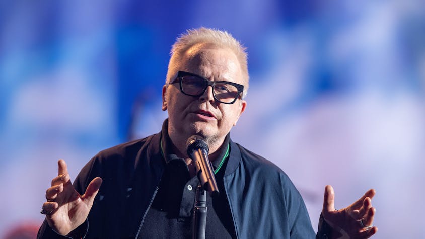 ARCHIV - 23.07.2021, Sachsen-Anhalt, Halle (Saale): Sänger Herbert Grönemeyer steht auf der Bühne und singt in ein Mikrofon, die Arme zu seinen Seiten aufgebreitet.