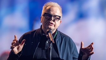 ARCHIV - 23.07.2021, Sachsen-Anhalt, Halle (Saale): Sänger Herbert Grönemeyer steht auf der Bühne und singt in ein Mikrofon, die Arme zu seinen Seiten aufgebreitet.
