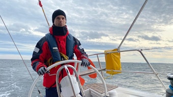 Roman Salyutov steht am Steuer eines Segelboots.