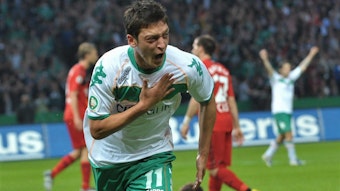 Mesut Özil jubelt über sein Tor im DFB-Pokalfinale für Werder Bremen gegen Bayer Leverkusen.