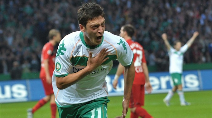 Mesut Özil jubelt über sein Tor im DFB-Pokalfinale für Werder Bremen gegen Bayer Leverkusen.