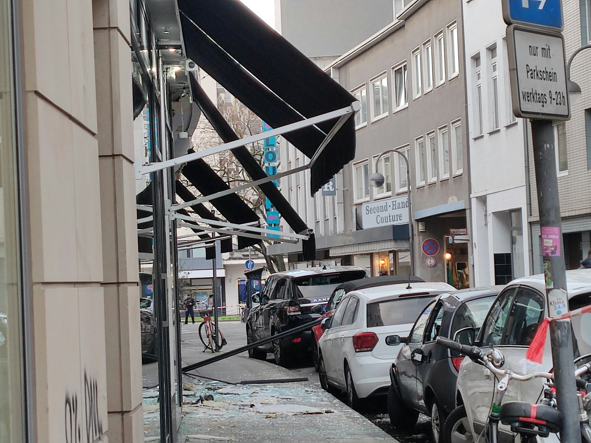Der Tatort in der Benisisstraße – bei der Sprengung des Juweliergeschäfts entstand großer Schaden.
