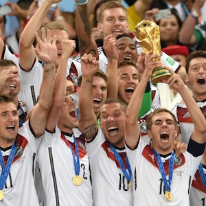 Die deutsche Nationalmannschaft reckt den WM-Pokal bei der Weltmeisterschaft 2014 in die Höhe. Weltmeister Mesut Özil beendet jetzt seine Karriere.