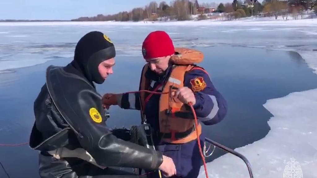 Russische Rettungskräfte suchen in der gefrorenen Wolga nach mehreren Vermissten, die dort in der Region Jaroslawl nordöstlich von Moskau, eingebrochen sein sollen.