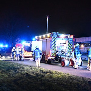 Einsatzkräfte der Feuerwehr am Dienstagabend (21. März 2023) am Unfallort in Pulheim.