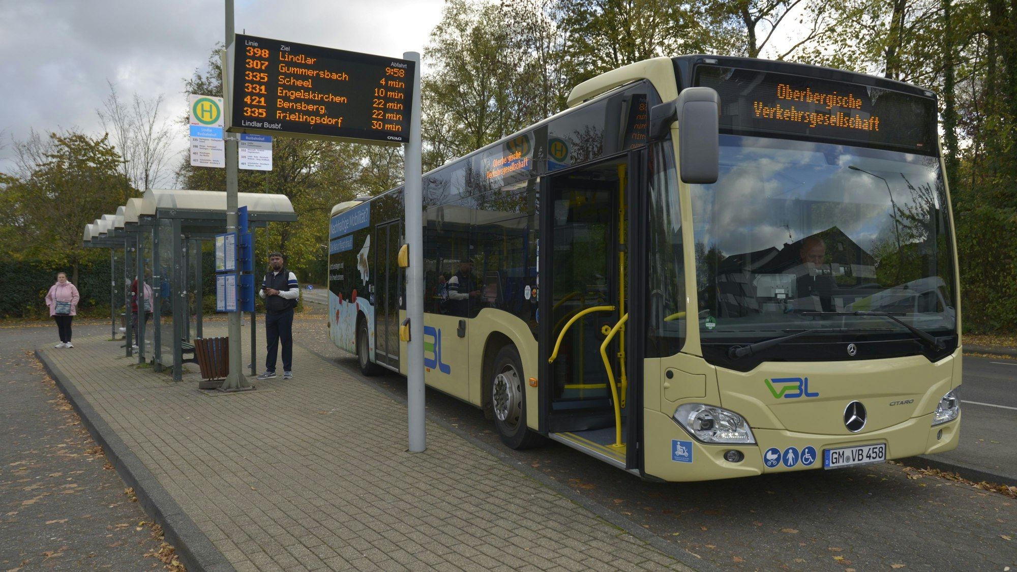Ein Linienbus hält am Lindlarer Busbahnhof.