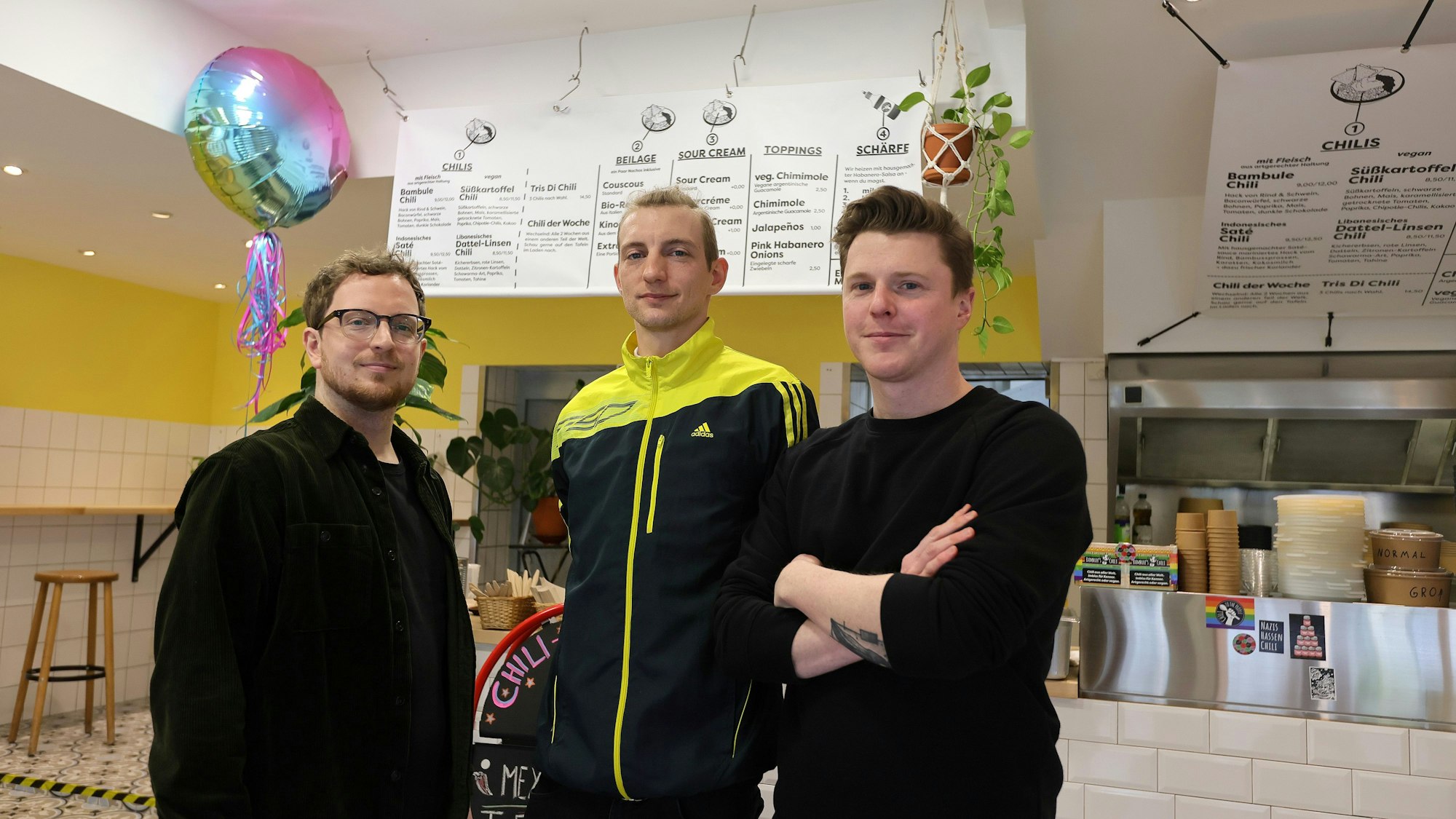 Das Team des Bambule's Chili im Belgischen Viertel, drei junge Männer stehen in ihrem Laden.
