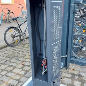Eine Fahrradreparatursäule in Köln