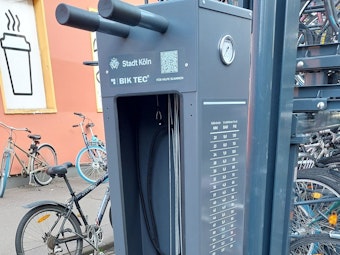 Eine Fahrradreparatursäule in Köln