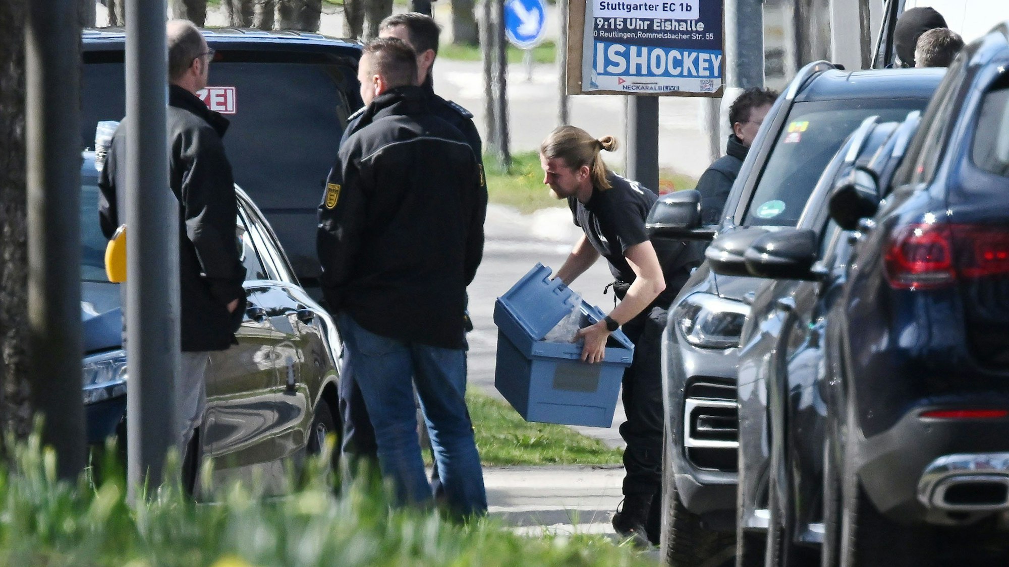 Razzia in Reutlingen: Ein Mitarbeiter des Bundeskriminalamts trägt eine Kiste, möglicherweise mit Beweismitteln.