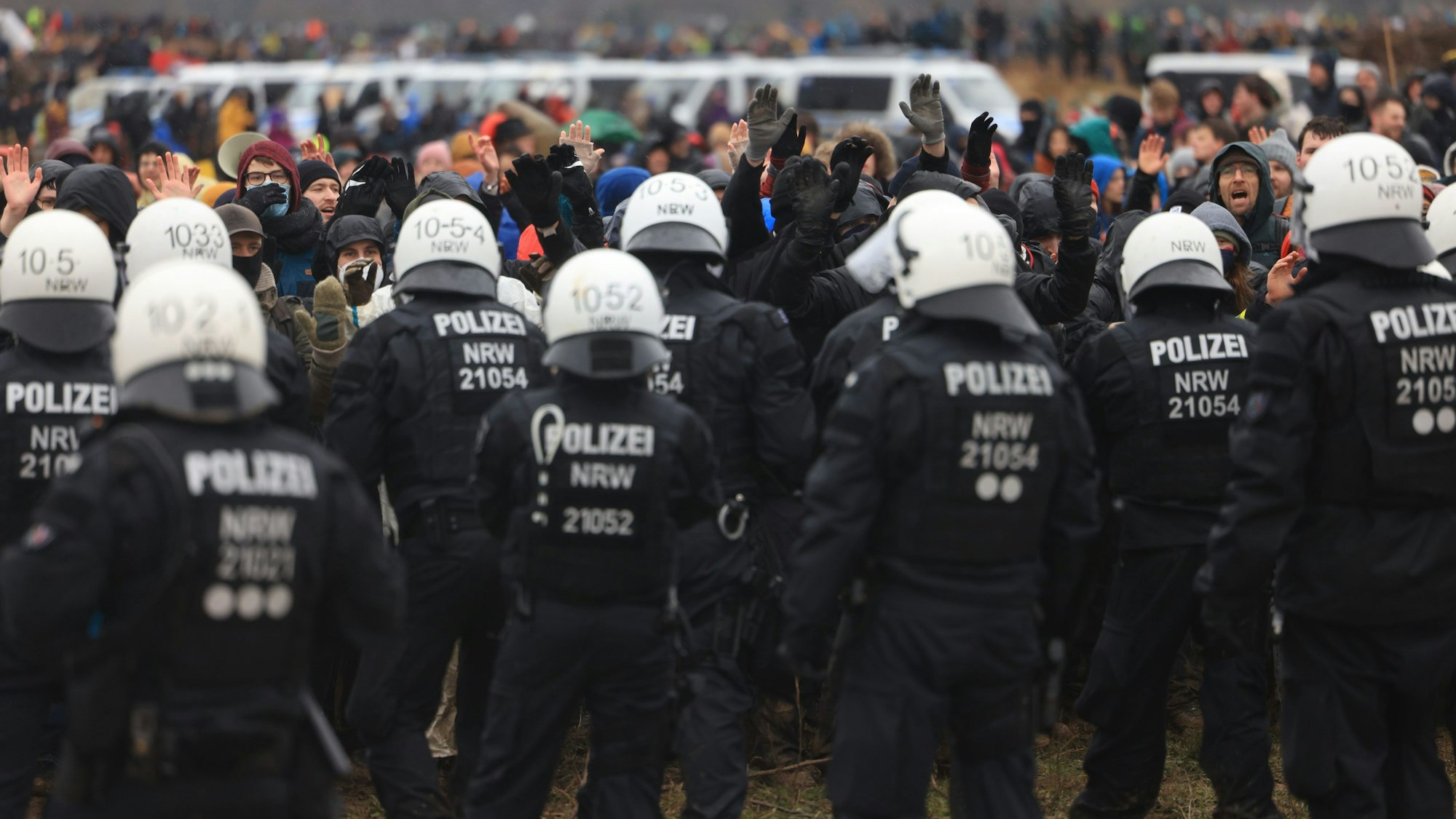 Ein Bild aus Januar zeigt Polizisten und Demonstranten, die sich gegenüberstehen.