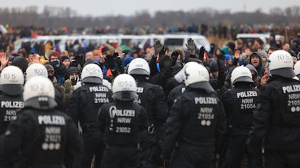 Ein Bild aus Januar zeigt Polizisten und Demonstranten, die sich gegenüberstehen.
