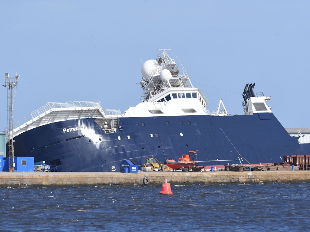 Das Forschungsschiff „Petrel“ ist im Bereich des Imperial Docks in Leith, Schottland, in einem Winkel von 45 Grad umgekippt.