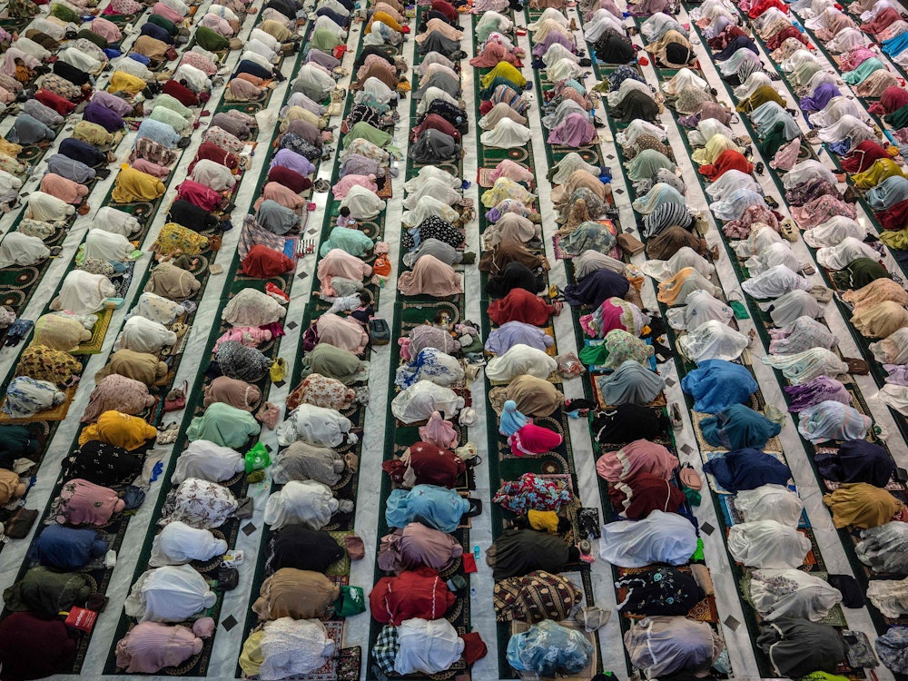 Muslimische Gläubige sprechen in der Al-Akbar-Moschee in Surabaya Gebete zum Beginn des heiligen islamischen Monats Ramadan.