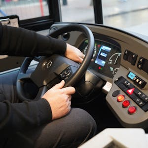 Ein Busfahrer sitzt in einem Elektrobus.