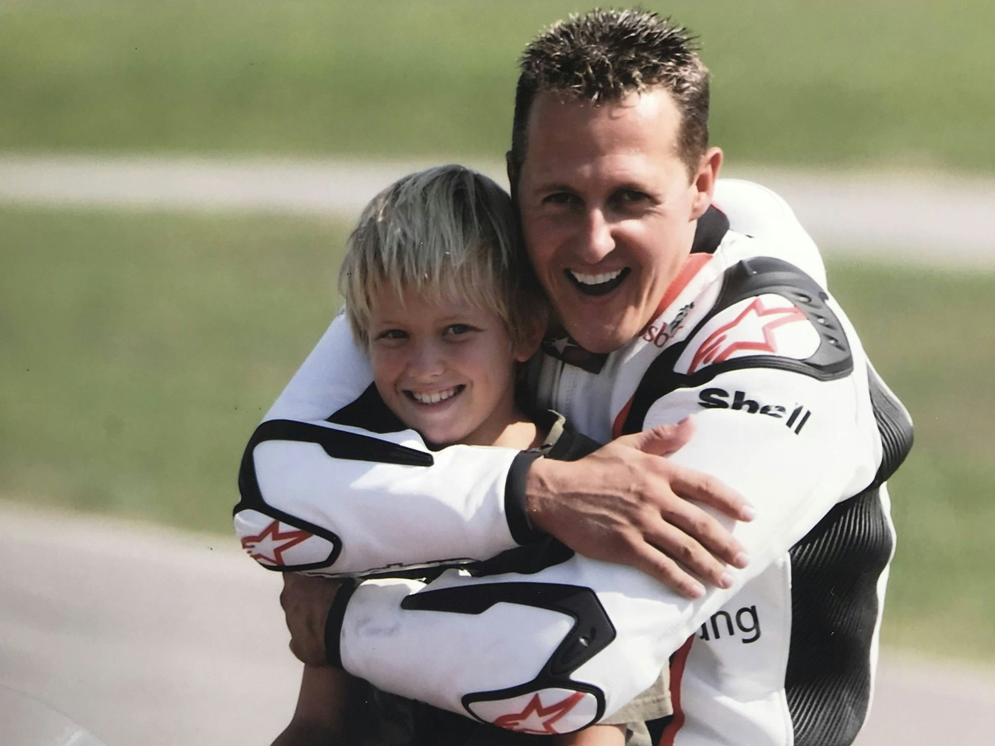 Michael posiert mit seinem schon in jungen Jahren PS-begeisterten Sohn Mick Schumacher in Oschersleben auf einem Motorrad.