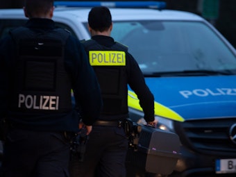 Polizeibeamte gehen in ihren Uniformen, hier im Januar 2023 in Lichtenberg, zu einem Fahrzeug.