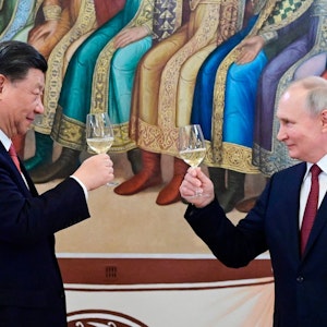 Der russische Präsident Wladimir Putin (r.) und der chinesische Präsident Xi Jinping stoßen während ihres Abendessens am 21. März im Facettenpalast an, einem Gebäude im Kreml.