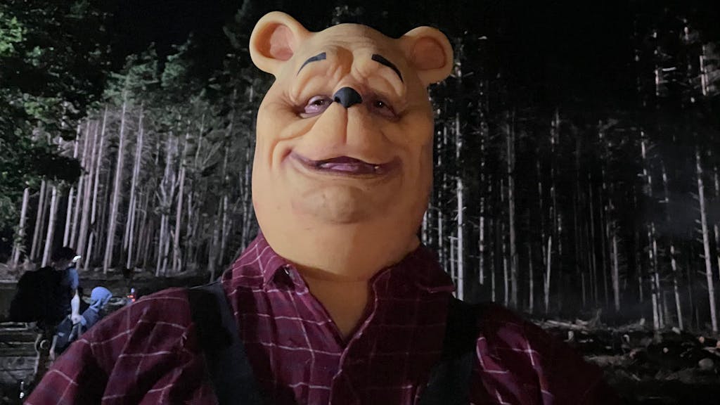 Eine Person mit Bärenmaske aus dem neuen „Winnie the Pooh“-Horrorfilm.