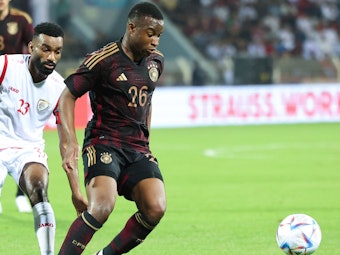 Youssoufa Moukoko verfolgt den Ball und fokussiert ihn mit seinen Augen.