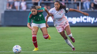 Fußballerin Scarlett Camberos im Zweikampf beim Spiel zwischen Mexiko und dem Angel City FC.