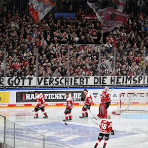 Der Fanblock der Kölner Haie mit dem Spruchband „Nur Gott verschiebt die Heimspiele des KEC“ in Bezug auf das abgesagte Konzert von Helene Fischer.