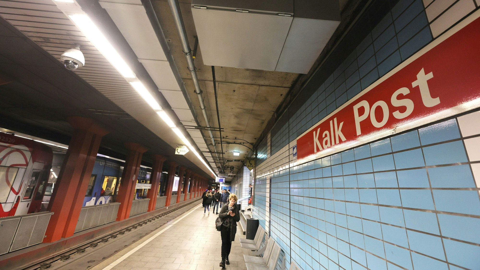 In der U-Bahn-Station hat die KVB Videokameras an der Decke installiert.