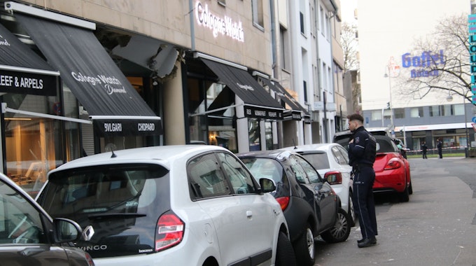 Der Eingangsbereich des Juweliergeschäfts „Cologne Watch“ in der Benisisstraße wurde gesprengt. Die Unbekannten flüchteten mit einer schwarzen Limousine.