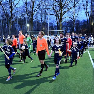 22.03.2023, Fussball-Blau Weiss Köln-Düren

Einmarsch der Mannschaften

Foto: Uli Herhaus