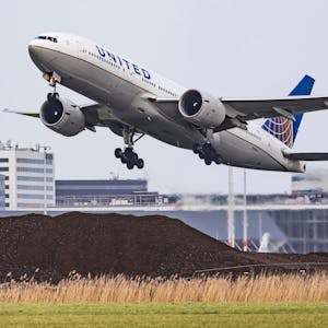 Eine Boeing 777 von United Airlines hebt von einer Startbahn ab. (Symbolbild)