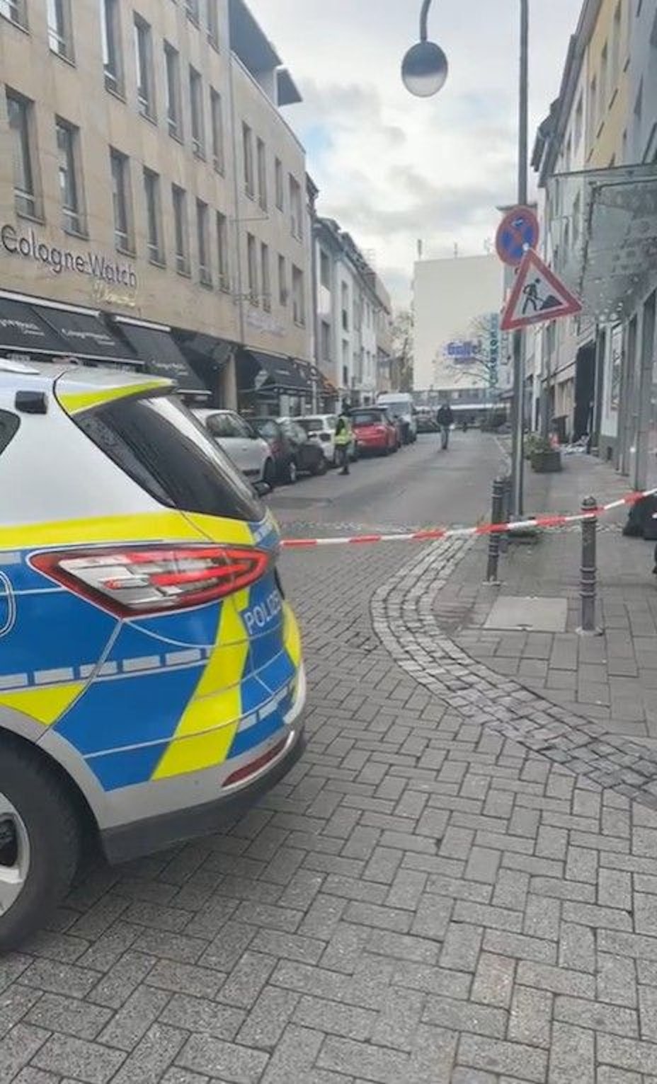 Unbekannte Täter haben die Fensterfassade des Juweliergeschäfts Cologne Watch in der Kölner Innenstadt gesprengt.