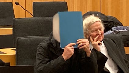 Der 20 Jahre alte Angeklagte sitzt in unserem Archivbild (13. Februar 2023) neben seinem Anwalt Siegmund Benecken (r). Jetzt ist das Urteil gegen ihn gefallen.