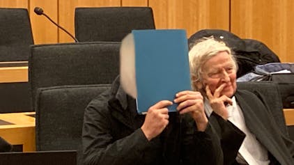 Der 20 Jahre alte Angeklagte sitzt in unserem Archivbild (13. Februar 2023) neben seinem Anwalt Siegmund Benecken (r). Jetzt ist das Urteil gegen ihn gefallen.