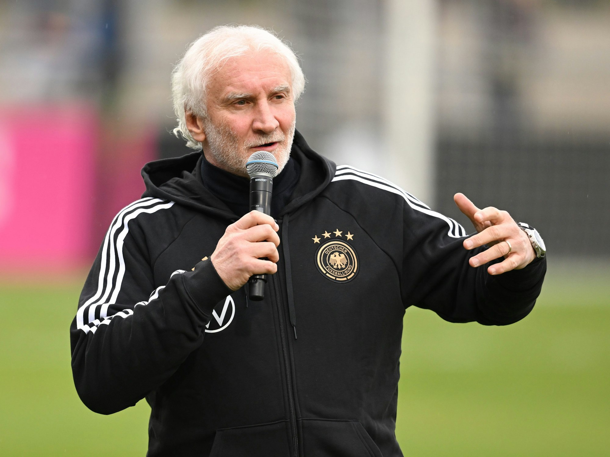 DFB-Sportdirektor Rudi Völler spricht zu Beginn des Trainings zu den Fans.