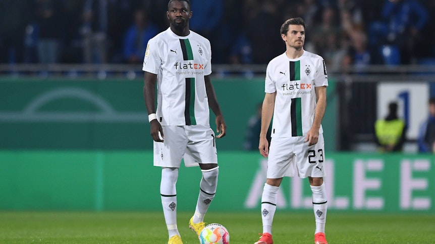 Marcus Thuram und Jonas Hofmann von Borussia Mönchengladbach vergeben in der Bundesliga mit die meisten Großchancen in der aktuellen Spielzeit. Das Foto zeigt die beiden Fohlen-Profis am 18. Oktober 2022 beim DFB-Pokal-Match in Darmstadt.
