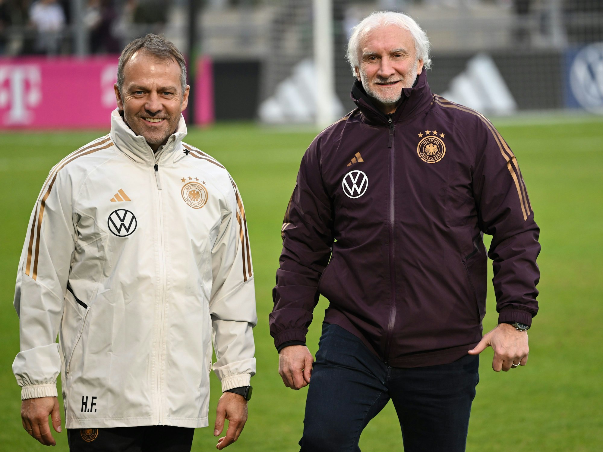 Bundestrainer Hansi Flick (l) und DFB-Sportdirektor Rudi Völler stehen zusammen.