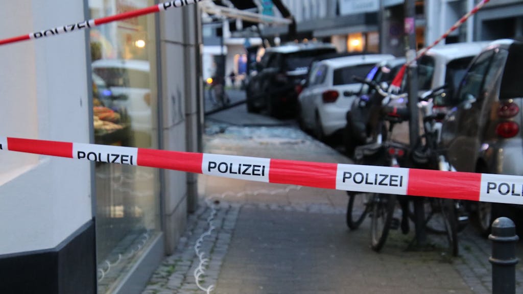 Der Eingangsbereich des Juweliergeschäfts „Cologne Watch“ in der Benisisstraße wurde gesprengt. Auf dem Boden liegt ein weißes Kabel.