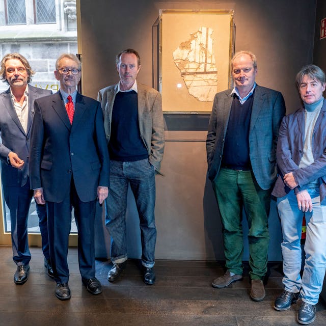 Marcus Trier, Thomas Otten, Michael Wiehen, Klaus Burghard und Patrick Huber-Flotho stehen vor einer eingerahmten Wandmalerei.